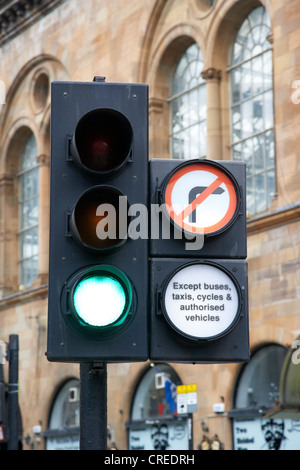 Feu vert sans signal de virage à droite sauf les autobus les taxis les cycles et véhicules autorisés glasgow scotland uk Banque D'Images