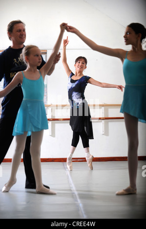 Danseurs de Ballet et les enseignants et Chika Temma Yuri Demakov à leur studio de danse Bristol UK Banque D'Images