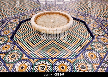 Fontaine dans la cour intérieure de la Medersa Ben Youssef, un collège islamique, Medina, le quartier historique Banque D'Images