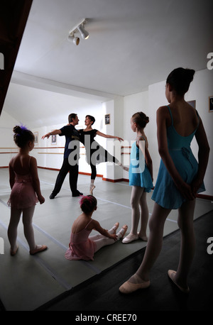 Danseurs de Ballet et les enseignants et Chika Temma Yuri Demakov à leur studio de danse Bristol UK Banque D'Images