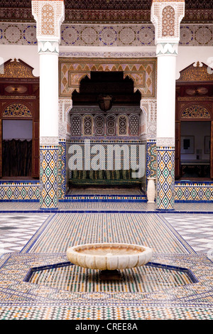 Fontaine dans la cour intérieure de la Medersa Ben Youssef, un collège islamique, Medina, le quartier historique Banque D'Images