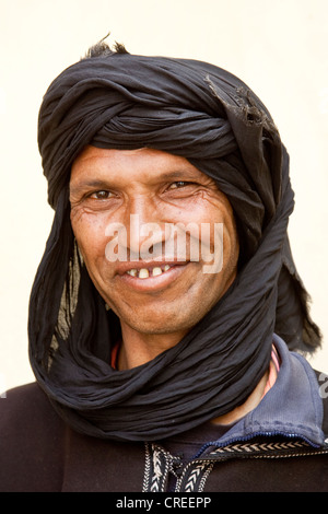 Vêtue d'une djellaba berbère, une robe traditionnelle, près de Marrakech, Maroc, Afrique Banque D'Images