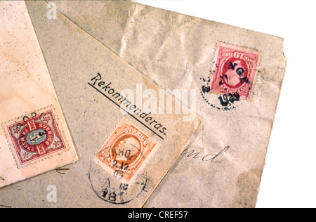 Les anciennes enveloppes et timbres closeup on white Banque D'Images