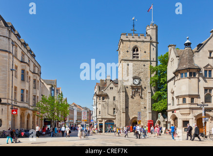 Shopping dans le centre-ville d'Oxford avec la tour Carfax à Junction De High Street Queen Street St Aldates et Cornmarket Street ROYAUME-UNI GB ROYAUME-UNI EUROPE Banque D'Images