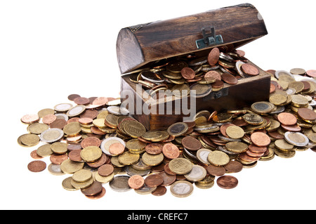 Boîte à trésor en bois avec Euro-Coins isolé sur fond blanc Banque D'Images