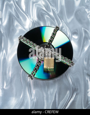 CD-ROM obtenu avec chaîne et cadenas Banque D'Images