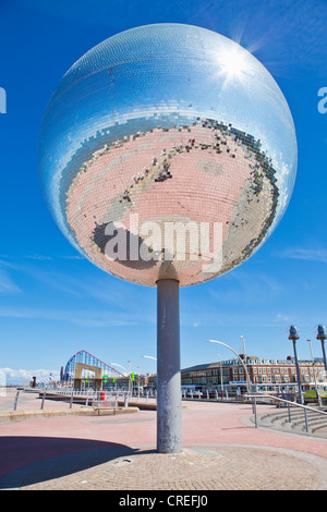 Plus grande boule miroir sculpture statue sur la promenade de Blackpool Lancashire Rive Sud front de mer England UK GB EU Europe Banque D'Images