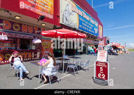 Deux femmes Blackpool assis dehors un café en bord de mer sur la promenade de front de mer de la jetée sud South Shore Blackpool Lancashire England UK GB EU Europe Banque D'Images