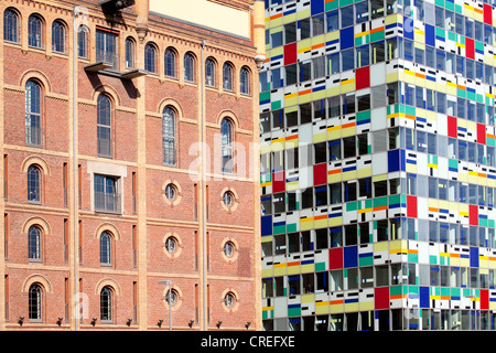 Alte Maelzerei en brique et le moderne Colorium tower, port Medienhafen à Duesseldorf, Rhénanie du Nord-Westphalie Banque D'Images