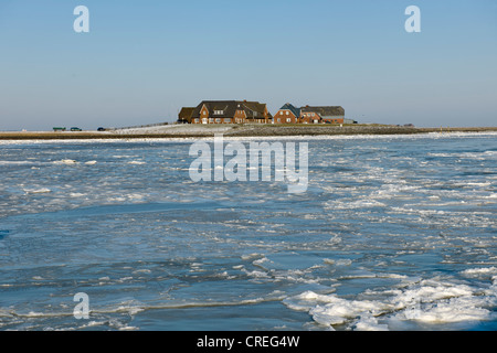 Mer du Nord gelé avec Warf Hilligenley sur Hallig Langeness, Holm, Frise du Nord, , le nord de l'Allemagne Banque D'Images