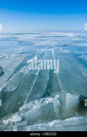 Mer du Nord gelé avec la Hallig Langeness, Holm, à l'horizon, la Frise du Nord, Schleswig-Holstein, Allemagne du Nord Banque D'Images