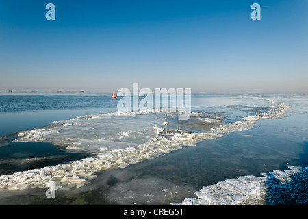 Mer du Nord gelé avec la Hallig Langeness, Holm, à l'horizon, la Frise du Nord, Schleswig-Holstein, Allemagne du Nord Banque D'Images