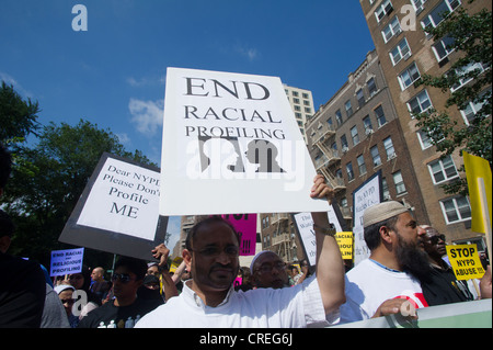 Des milliers de manifestants en mars la Cinquième Avenue à New York pour une marche silencieuse pour protester contre la politique de la police de s'arrêter et frisk Banque D'Images