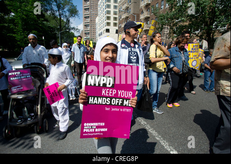 Des milliers de manifestants en mars la Cinquième Avenue à New York pour une marche silencieuse pour protester contre la politique de la police de s'arrêter et frisk Banque D'Images