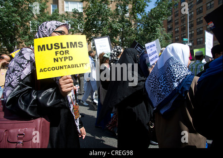 Des milliers de manifestants en mars la Cinquième Avenue à New York pour une marche silencieuse pour protester contre la politique de la police de s'arrêter et frisk Banque D'Images