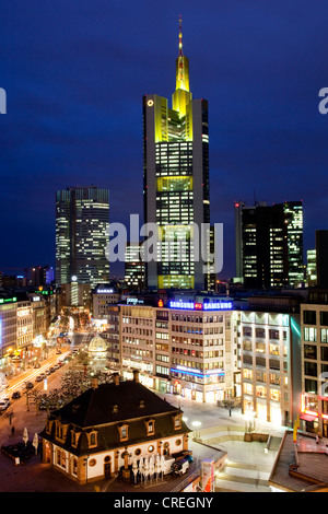 Skyline at Dusk avec le Hauptwache. siège de la Commerzbank et le quartier financier, Westend, Frankfurt am Main, Hesse Banque D'Images