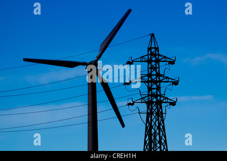 Une éolienne et d'un pylône d'électricité sur le plateau Paul da Serra, Madeira, Portugal, Europe Banque D'Images