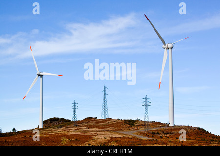 Les éoliennes et les pylônes électriques sur le plateau Paul da Serra, Madeira, Portugal, Europe Banque D'Images