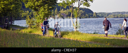 Les cyclistes et rollers au stockage Kemnade Lake, l'Allemagne, en Rhénanie du Nord-Westphalie, Ruhr, Witten Banque D'Images