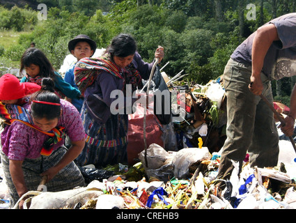 Les femmes mayas avec de jeunes enfants la collecte des déchets dans le dépôt de déchets, Guatemala, Quiché, kein, Model-Release Banque D'Images