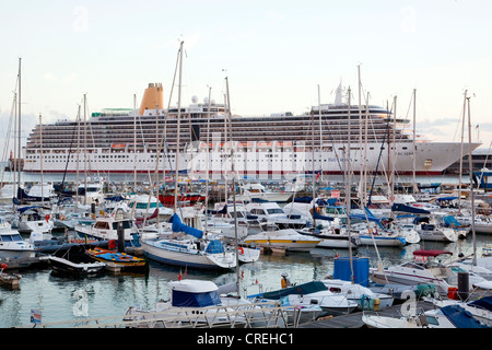 Bateau de croisière dans le port de plaisance d'Arcadia, Funchal, Madeira, Portugal, Europe Banque D'Images