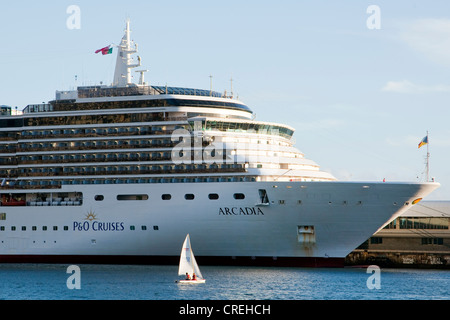 Petit voilier au large de l'Arcadia de navires de croisière dans le port de plaisance, Funchal, Madeira, Portugal, Europe Banque D'Images