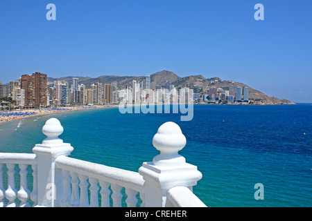 Vue de la plage de Levante, à partir de la Plaza del Castell Benidorm Costa Blanca Espagne UE Union Européenne Banque D'Images