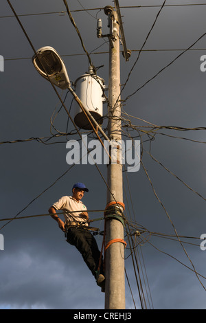 Electrician repairing le câble réseau, village El Naranjo dans le nord-est de hautes terres, Nicaragua, Amérique Centrale Banque D'Images