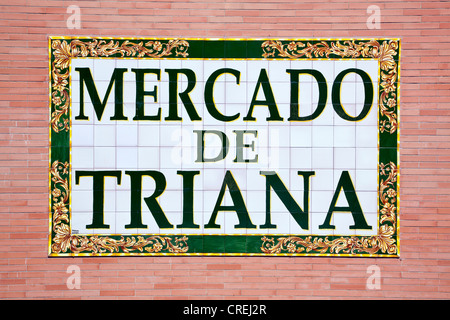 Signe fait de carreaux peints dans la halle, marché, Mercado de Triana, Séville, Andalousie, Espagne, Europe Banque D'Images