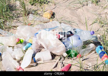 Les bouteilles en plastique et autres déchets rejetés par la marée sur une plage Banque D'Images