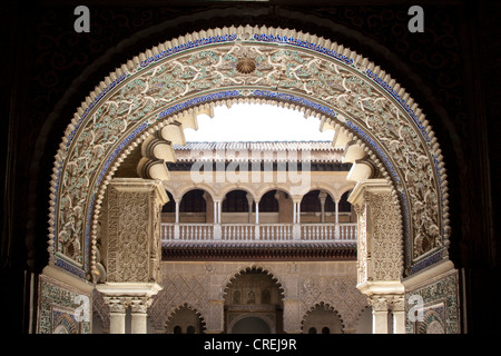 Ornementation mauresque sur le Patio de las dans l'apartment Doncellas Palais du Roi maure de l'Alcazar, Site du patrimoine mondial de l'UNESCO Banque D'Images