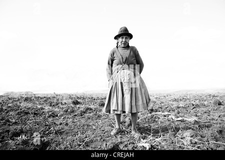 Une image en noir et blanc d'une agricultrice dans un champ Banque D'Images