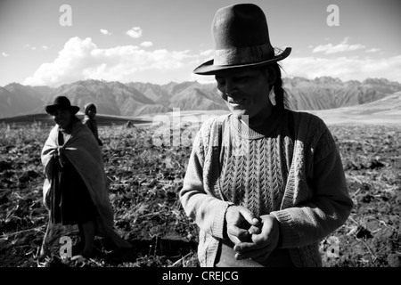 Une image en noir et blanc d'un quatre agricultrices dans un champ Banque D'Images