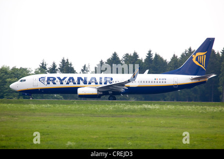 Boeing 737 de la compagnie aérienne Ryanair à l'aéroport de Frankfurt-Hahn dans le district Hunsrueck près de Zweibrücken Banque D'Images