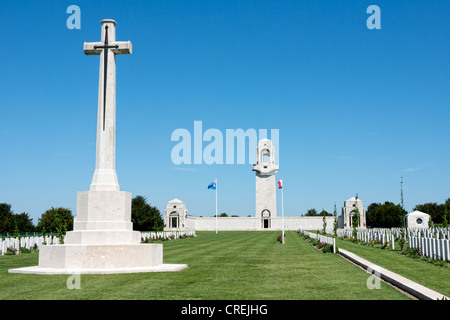 Une vue de la tour, croix du sacrifice et cimetière de la WW1 Mémorial National Australien de Villers-Bretonneux, Somme, France Banque D'Images