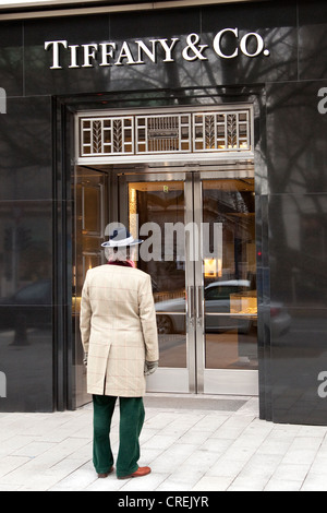 Homme debout en face de la vitrine du magasin de bijoux Tiffany & Co à l'écran Banque D'Images