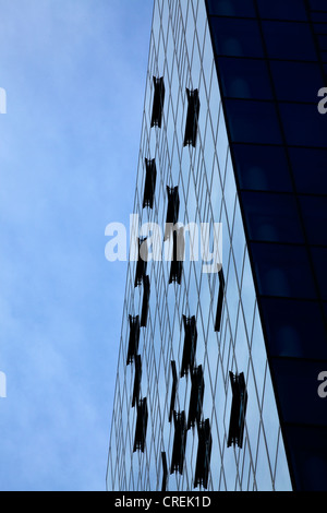 Fenêtres ouvertes sur la façade en verre d'un gratte-ciel, Frankfurt am Main, Hesse, Germany, Europe Banque D'Images