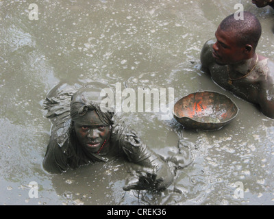 Adepte du vaudou dans la boue dans la Plaine du Nord, Plaine du Nord, Haïti Banque D'Images