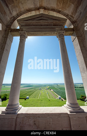 Vue de la tour de la chapelle du cimetière de la WW1 Mémorial National Australien de Villers-Bretonneux, Somme, France Banque D'Images