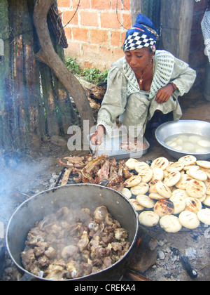 Wayuu indien femme en costume traditionnel d'agneau cuisson et almohabanas sur la péninsule de la Guajira, la Colombie, La Guajira Banque D'Images