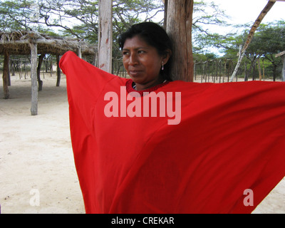 Wayuu indien femme en costume traditionnel sur la péninsule de la Guajira, la Colombie, La Guajira Banque D'Images