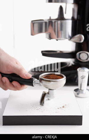 À l'aide d'une machine à expresso Barista Banque D'Images