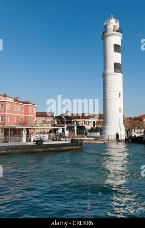 La station de vaporetto et le phare de Murano, île de la lagune de Murano, Venise, Vénétie, Italie, Europe du Sud Banque D'Images