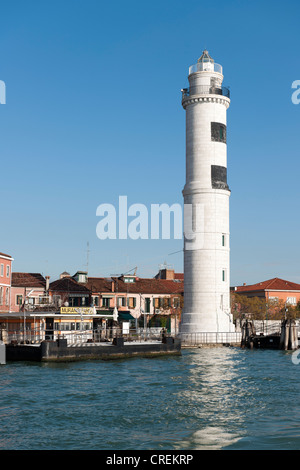 La station de vaporetto et le phare de Murano, île de la lagune de Murano, Venise, Vénétie, Italie, Europe du Sud Banque D'Images