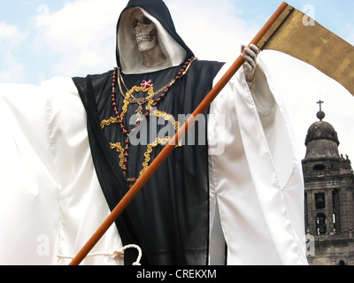 Le patron des voleurs, Santa Muerte, en face de la cathédrale catholique, le Mexique, Mexico City Banque D'Images