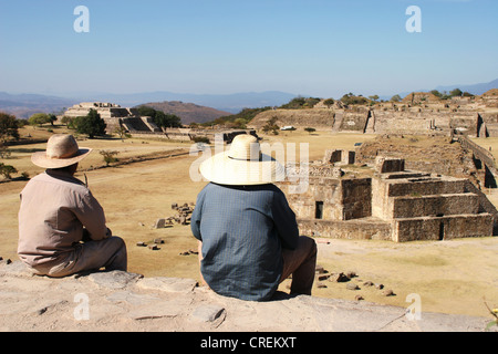 Les hommes avec chapeau de soleil à contempler les pyramides de Monte Albn, Mexique, Oaxaca, Oaxaca Banque D'Images