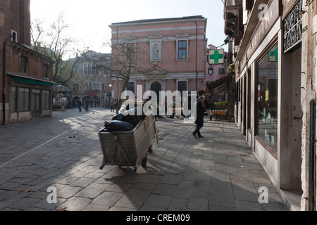 Sacs à déchets sont recueillis par l'aide d'un chariot manuel, Venise, Vénétie, Italie, Europe du Sud Banque D'Images
