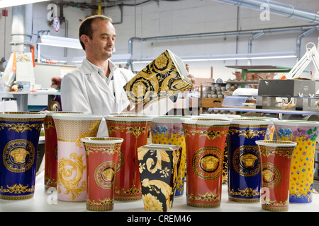 Le contrôle final d'un vase de Versace après le polissage l'or au fabricant de porcelaine Rosenthal GmbH, Speichersdorf, Bavière Banque D'Images