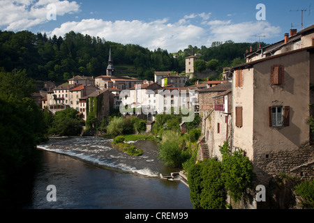 Une vue sur le village d'Olliergues dans le parc naturel Livradois-Forez de pays (Puy-de-Dôme - France). Village d'Olliergues. Banque D'Images