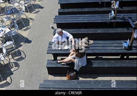 Couple dégustant une tasse de café au Sunshine Brighton Seafront Cafe bar UK Banque D'Images